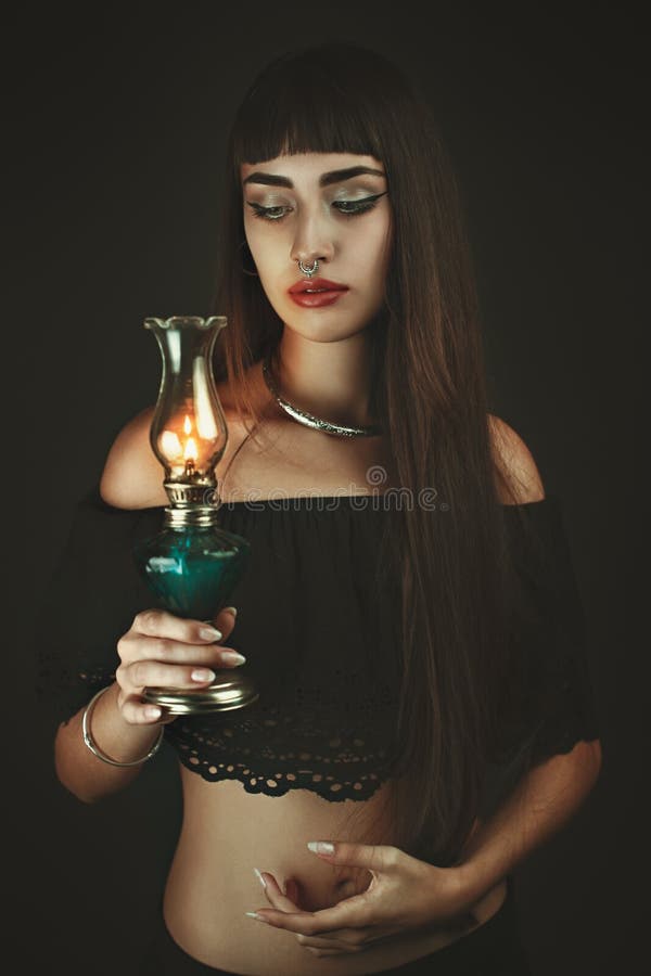 Donkere mooie vrouw die vlam kijken royalty-vrije stock afbeelding Donkere mooie vrouw die vlam kijken royalty-vrije stock afbeelding