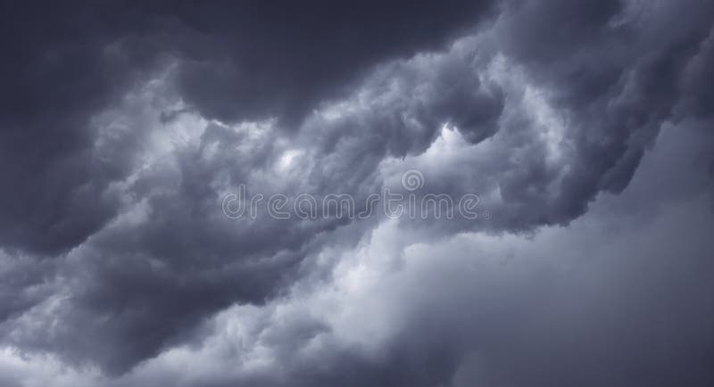 Donkere onheilspellende grijze onweerswolken stock foto Donkere onheilspellende grijze onweerswolken stock foto