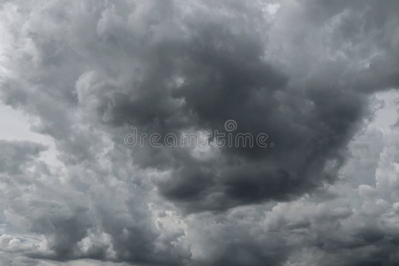 Donkere onweerswolken vóór regen die voor klimaatachtergrond wordt gebruikt stock foto's Donkere onweerswolken vóór regen die voor klimaatachtergrond wordt gebruikt stock foto's