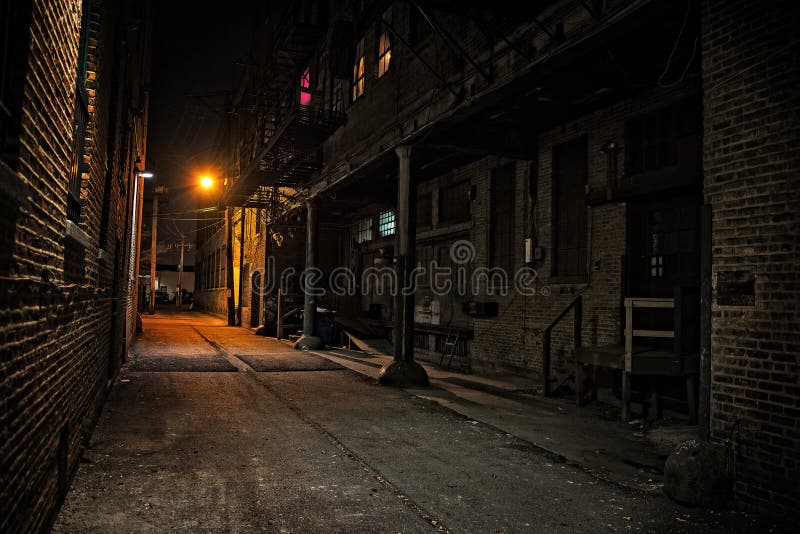 Donkere Stadssteeg bij Nacht