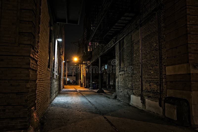 Donkere stedelijke stadssteeg bij nacht