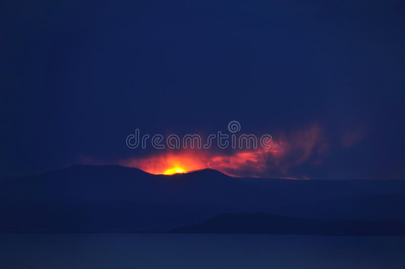 Donkere verschrikkingszonsondergang na onweer stock fotografie Donkere verschrikkingszonsondergang na onweer stock fotografie