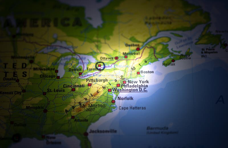 Donkere wereldkaart met selectieve focus op new york philadephia washington dc