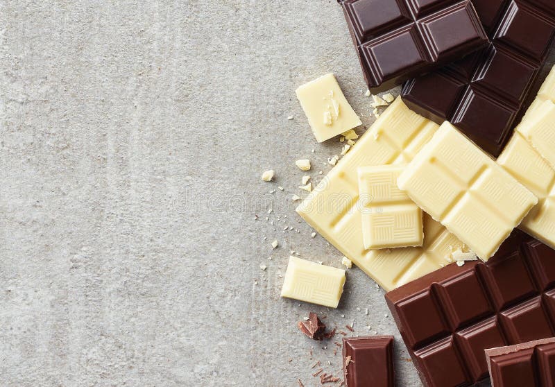 Stukjes pure, witte en melkchocolade royalty-vrije stock foto's