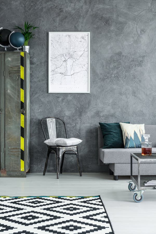 Donkere woonkamer met poster stock foto's