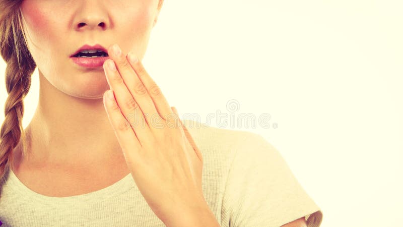 Donna adolescente turbata con la mano vicino alle labbra immagini stock libere da diritti Donna adolescente turbata con la mano vicino alle labbra immagini stock libere da diritti