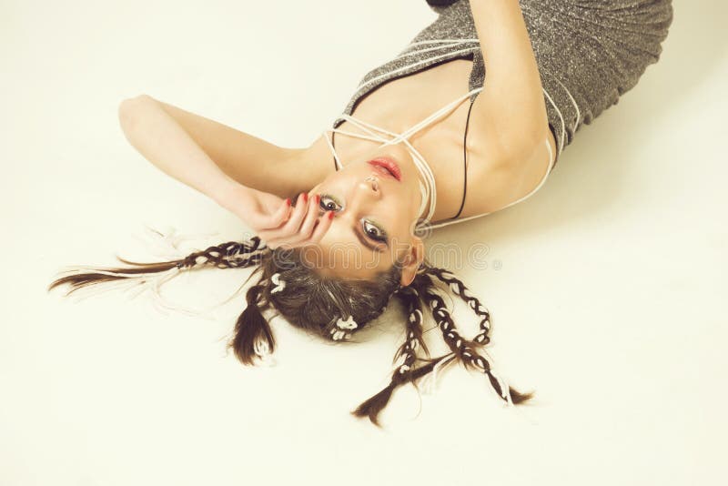 Donna adorabile con capelli alla moda e trucco che si trova sul pavimento fotografie stock libere da diritti Donna adorabile con capelli alla moda e trucco che si trova sul pavimento fotografie stock libere da diritti