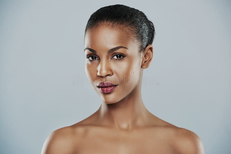 Donna adorabile con le spalle nude sopra gray fotografia stock Donna adorabile con le spalle nude sopra gray fotografia stock