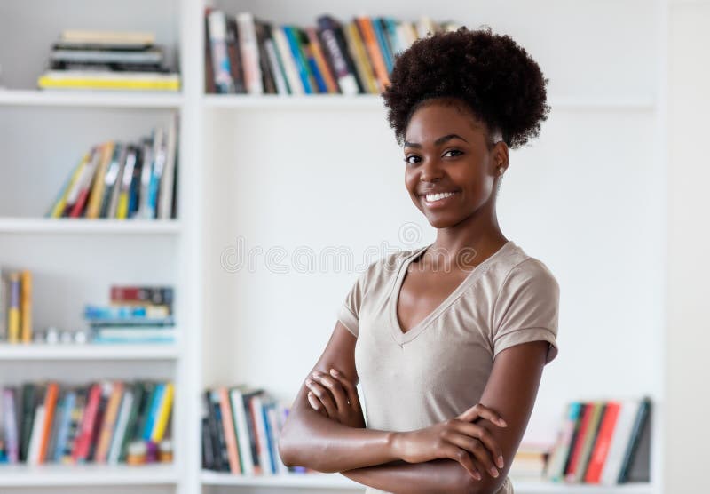 Donna adulta giovane afroamericana di risata che guarda lateralmente fotografia stock libera da diritti Donna adulta giovane afroamericana di risata che guarda lateralmente fotografia stock libera da diritti