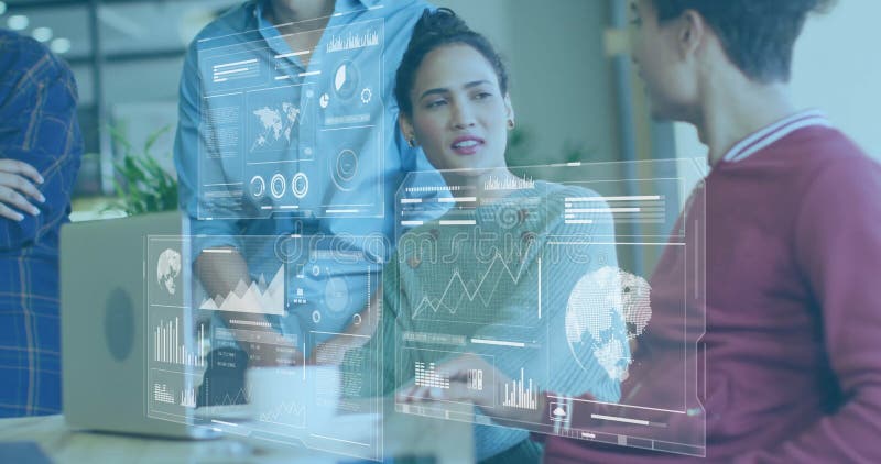 Donna adulta media che digita laptop attivando pannelli di analisi olografica per la revisione dei dati del team stock footage