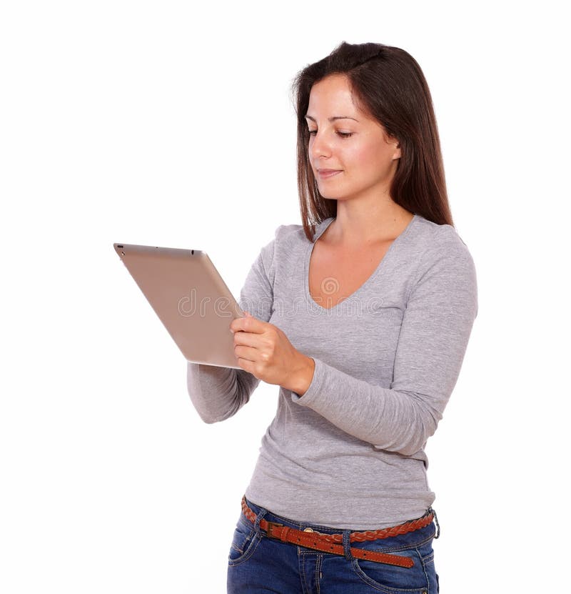 Donna affascinante che lavora al pc della compressa mentre stando fotografia stock libera da diritti Donna affascinante che lavora al pc della compressa mentre stando fotografia stock libera da diritti