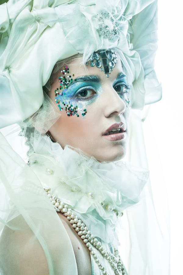 Donna affascinante in costume di natale. ritratti di chiusura per capelli creativi. fotografia stock