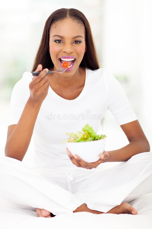 Donna africana che mangia insalata immagini stock libere da diritti Donna africana che mangia insalata immagini stock libere da diritti