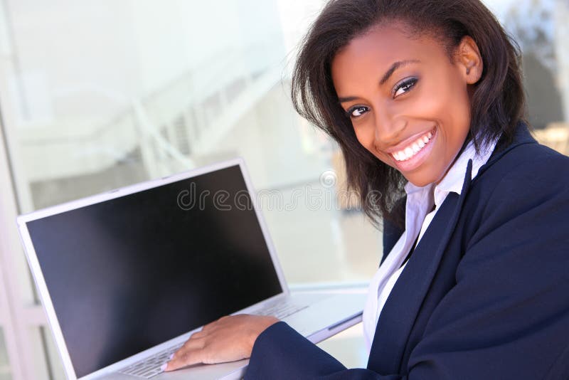 Donna africana di affari con il calcolatore fotografia stock libera da diritti Donna africana di affari con il calcolatore fotografia stock libera da diritti