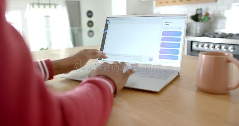Donna afro-americana che scrive su computer portatile e mostra lo schermo di Ai Chat Bot a casa archivi video