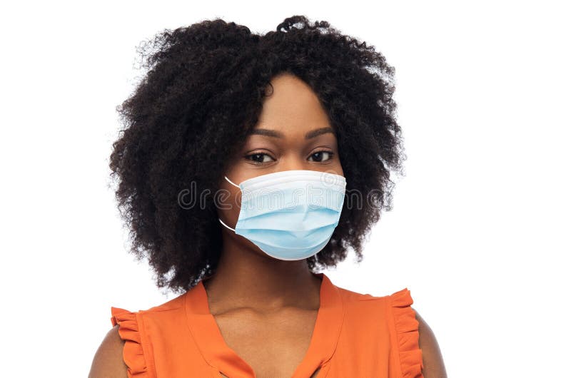 Donna afro-americana in maschera medica protettiva