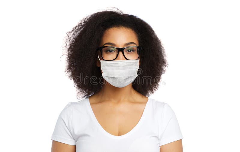 Donna afro-americana in maschera medica protettiva