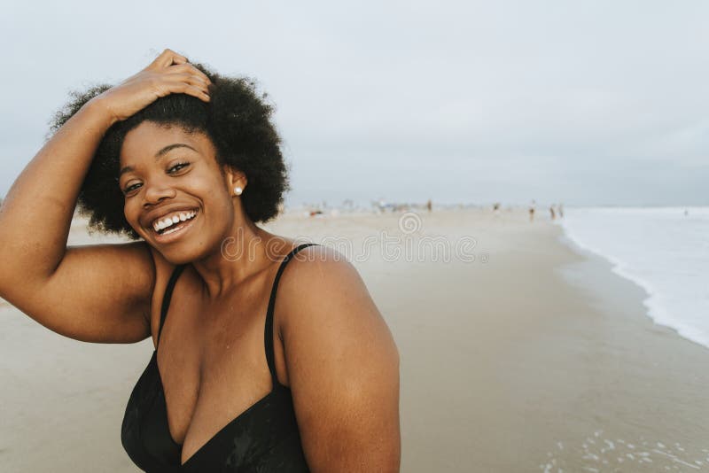 Donna afroamericana di bella dimensione più alla spiaggia fotografia stock libera da diritti Donna afroamericana di bella dimensione più alla spiaggia fotografia stock libera da diritti