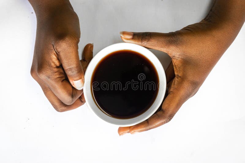 Donna afroamericana entrambe le mani che tengono una tazza di caffè bianca Mani femminili nere che tengono una tazza di caffè cal