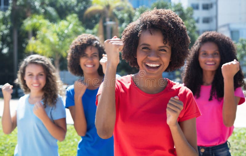 Donna afroamericana incoraggiante con il piccolo gruppo di ragazze latine e caucasiche fotografia stock libera da diritti Donna afroamericana incoraggiante con il piccolo gruppo di ragazze latine e caucasiche fotografia stock libera da diritti