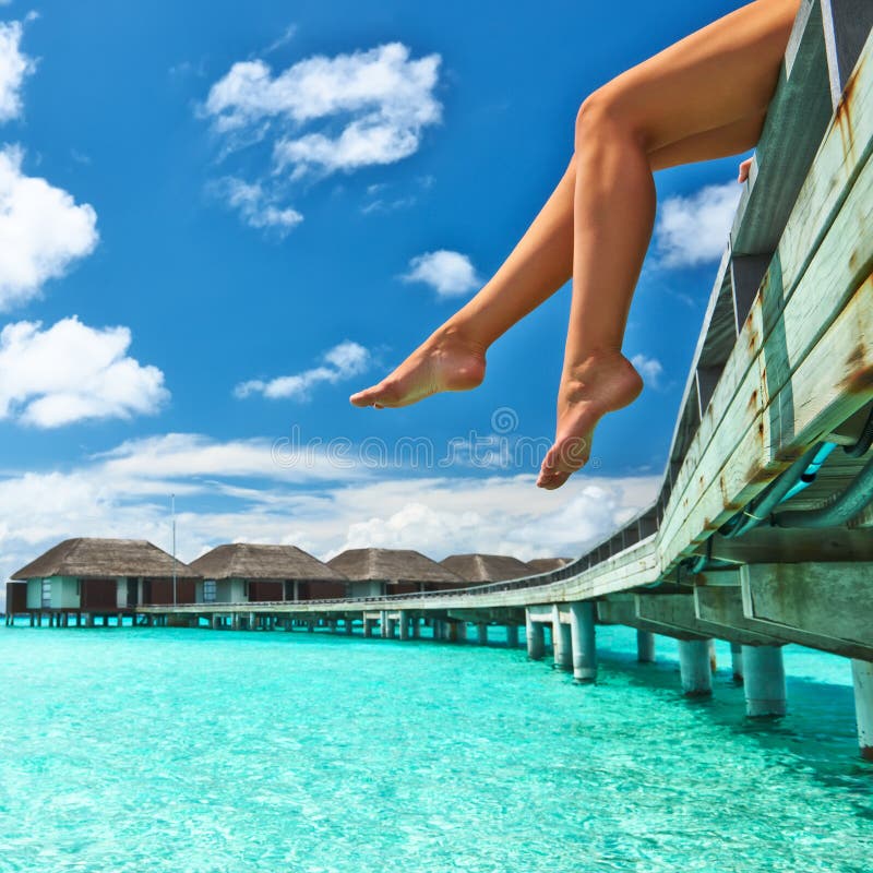 Donna al molo della spiaggia Donna al molo della spiaggia