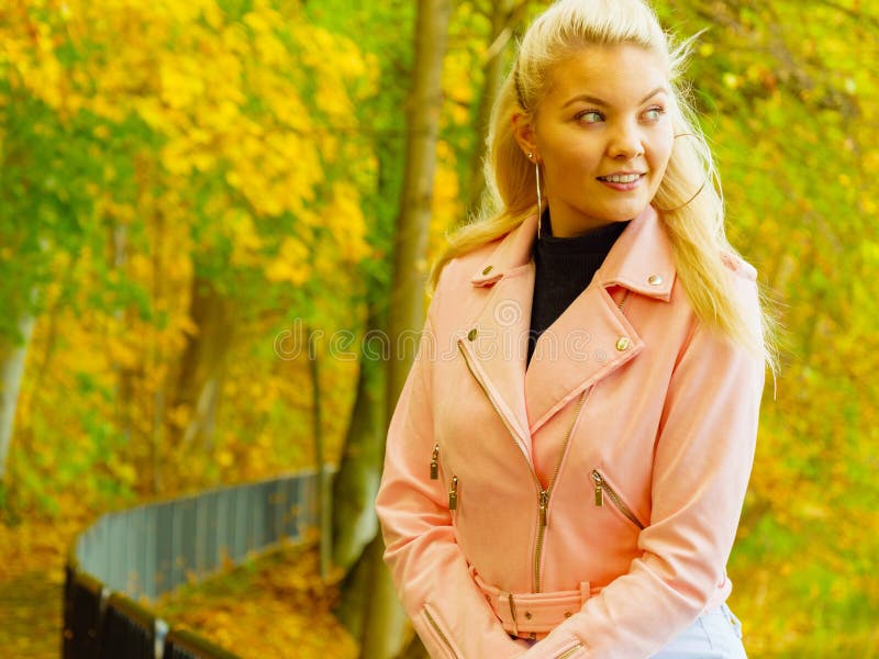 Donna alla moda che cammina in un parco autunnale fotografia stock libera da diritti