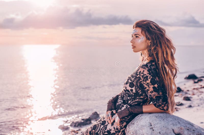 Donna alla moda alla moda con gli accessori di boho sulla spiaggia a immagini stock libere da diritti
