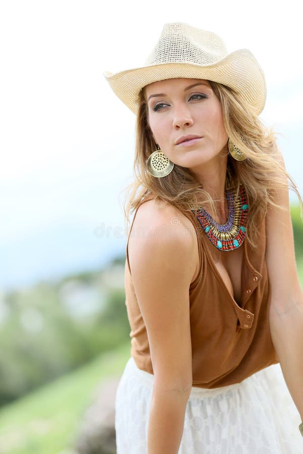 Donna Alla Moda Con Il Cappello Da Cowboy E Gli Accessori Immagine