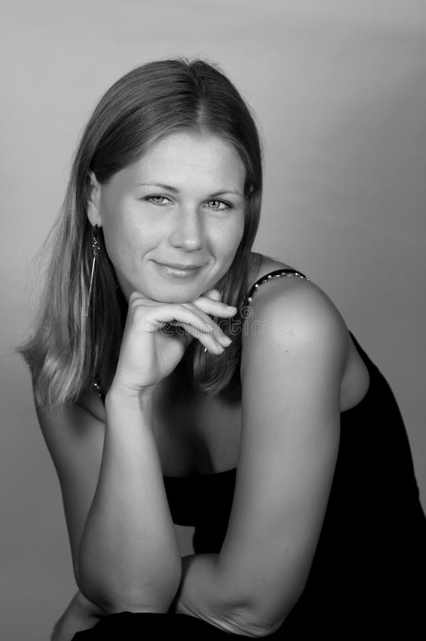 Ritratto di una giovane donna elegante fotografia stock libera da diritti