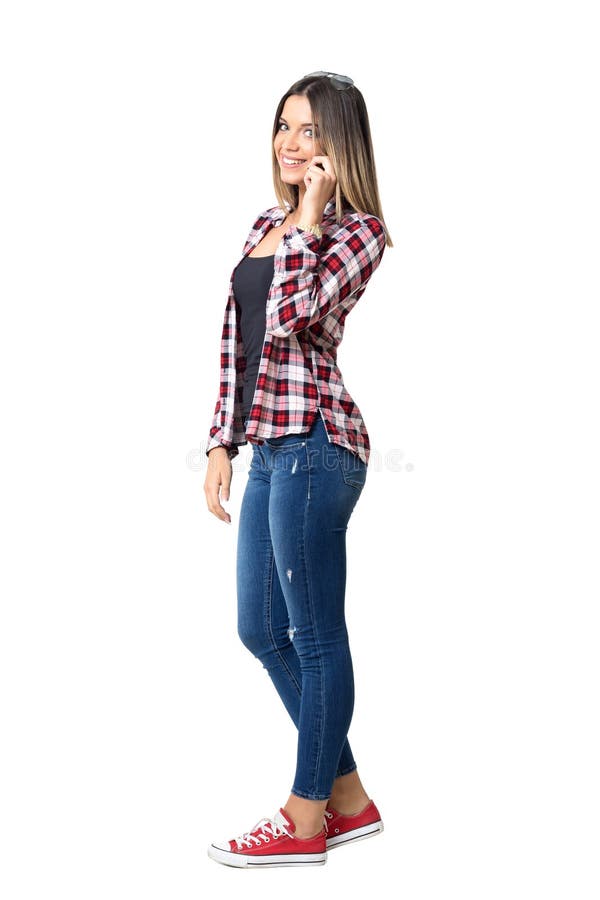 Donna alla moda splendida di stile della via che parla sul telefono che sorride alla macchina fotografica fotografia stock libera da diritti Donna alla moda splendida di stile della via che parla sul telefono che sorride alla macchina fotografica fotografia stock libera da diritti