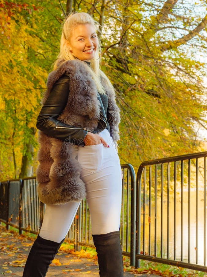 Donna alla moda in un parco autunnale immagini stock libere da diritti