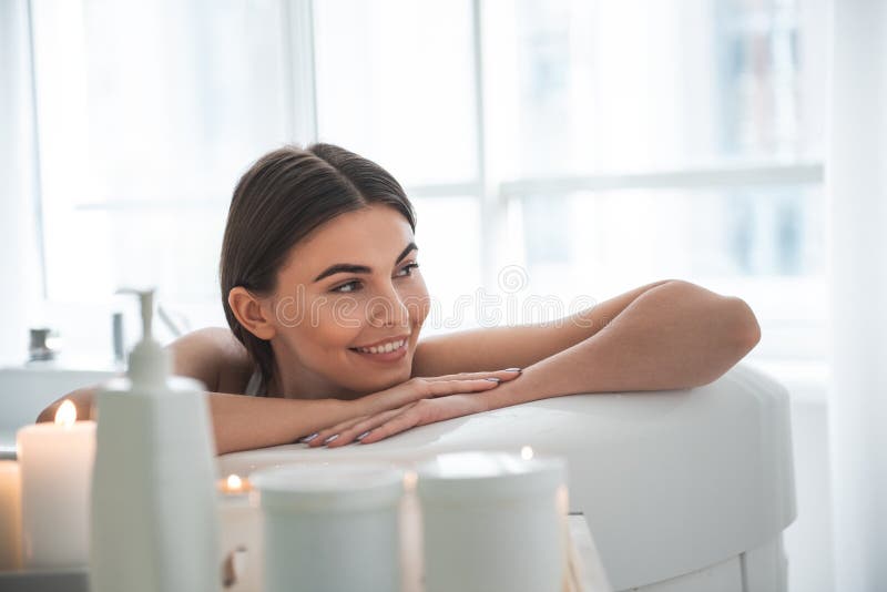 Donna allegra che riposa nel bagno nella sala fotografia stock libera da diritti Donna allegra che riposa nel bagno nella sala fotografia stock libera da diritti
