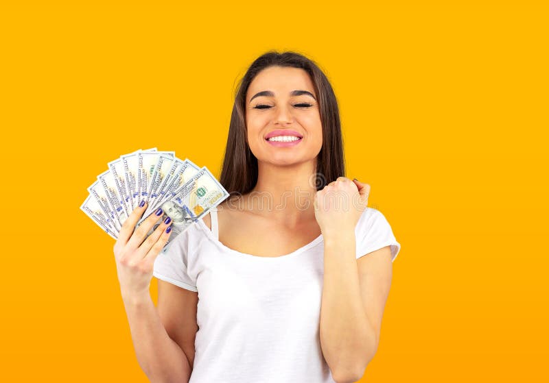 Donna allegra che tiene soldi e che celebra successo fotografia stock Donna allegra che tiene soldi e che celebra successo fotografia stock