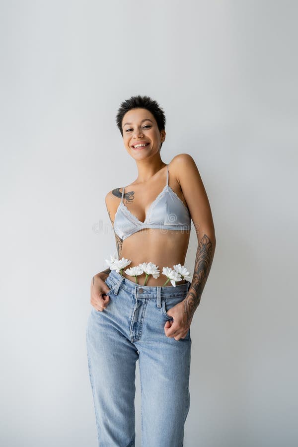 Donna allegra tatuata con reggiseno di seta fotografie stock libere da diritti