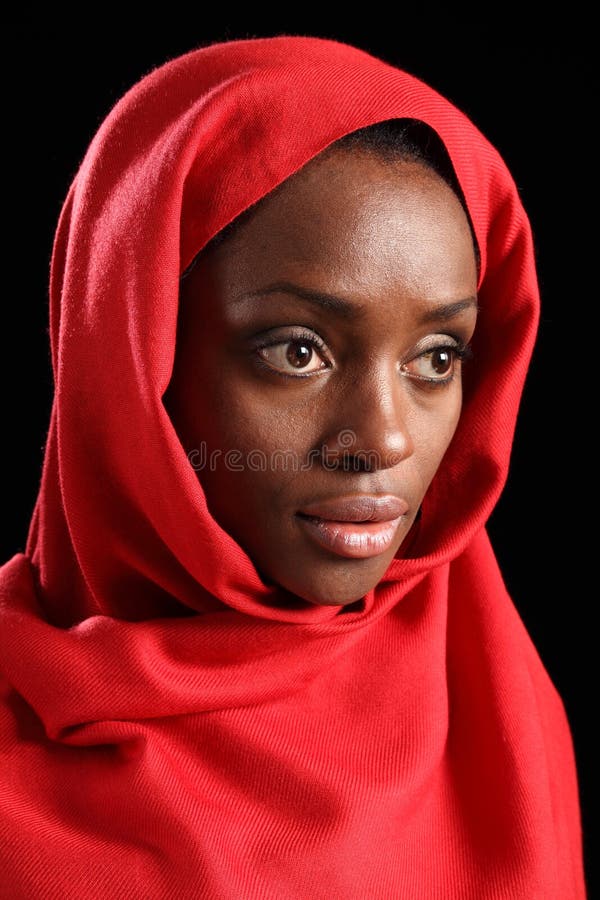 Donna amercian africana religiosa in foulard rosso