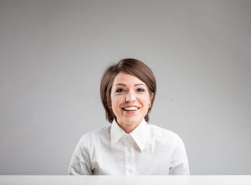 Donna amichevole felice con un sorriso adorabile fotografie stock Donna amichevole felice con un sorriso adorabile fotografie stock
