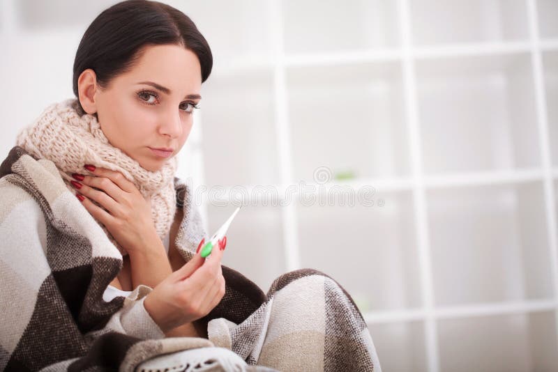 Donna ammalata con il termometro flu Freddo catturato donna immagine stock Donna ammalata con il termometro flu Freddo catturato donna immagine stock