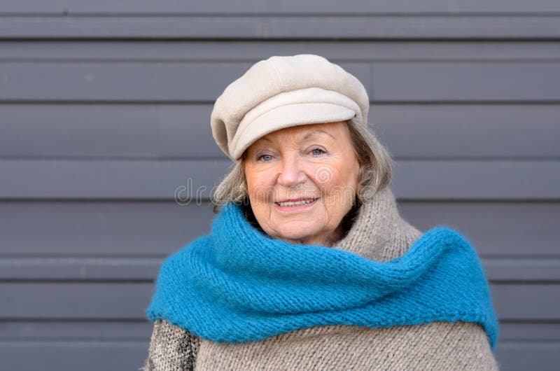 Donna anziana che indossa una giacca di lana e una calda sciarpa
