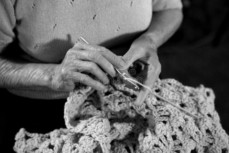 Donna anziana che Crocheting una coperta del bambino fotografia stock libera da diritti Donna anziana che Crocheting una coperta del bambino fotografia stock libera da diritti