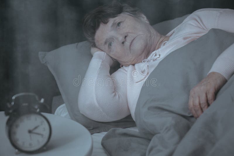 Donna anziana che prova a dormire immagine stock libera da diritti Donna anziana che prova a dormire immagine stock libera da diritti