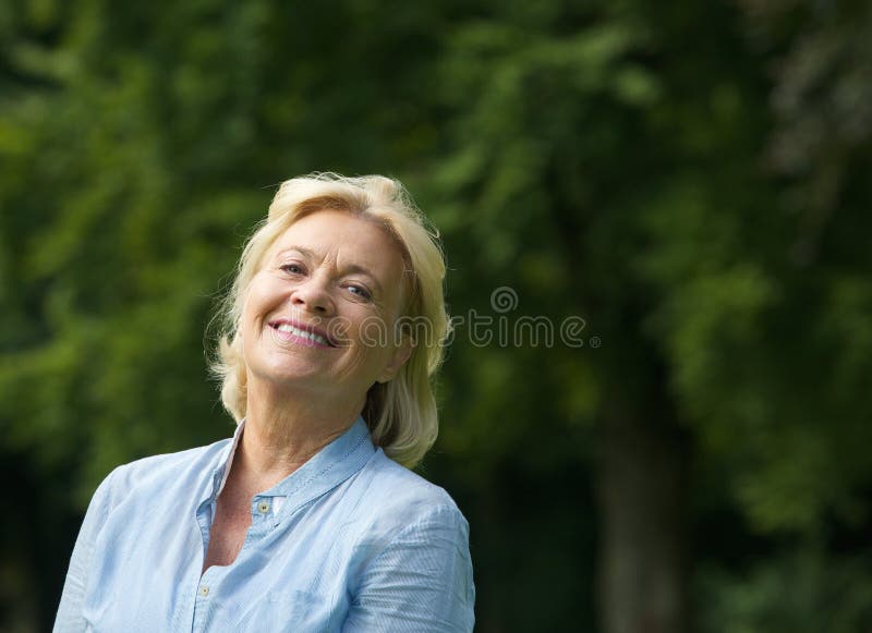 Donna anziana che sorride all'aperto fotografie stock