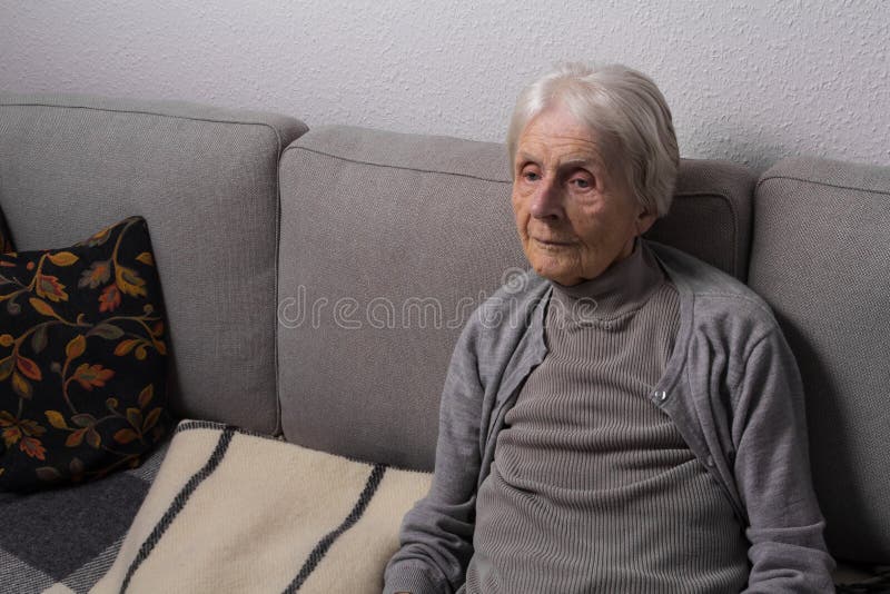 Ritratto Di Una Donna Anziana Sorridente In Macchina Fotografica Gm513478622 87627749 - Foto 5