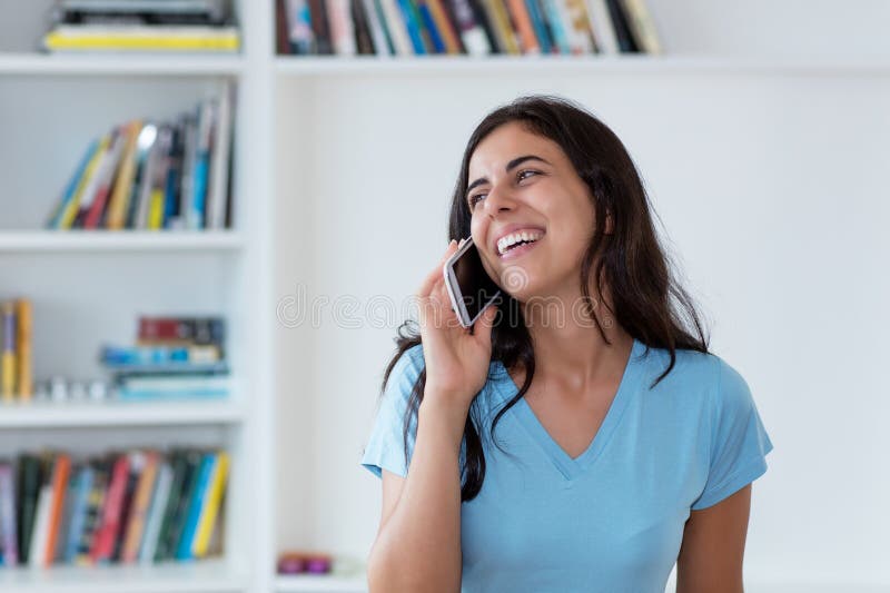 Donna araba che ride del telefono di mobil