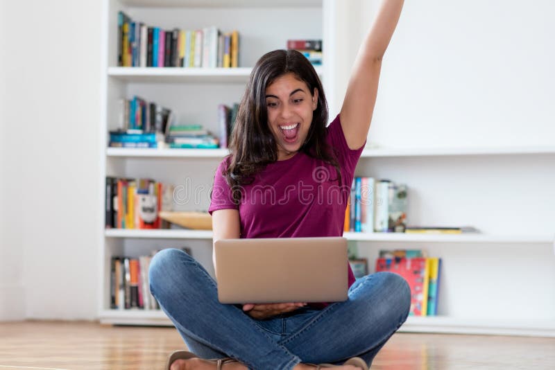 Donna araba incoraggiante con il computer