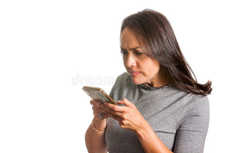 Donna arrabbiata che manda un sms sul suo cellulare isolato