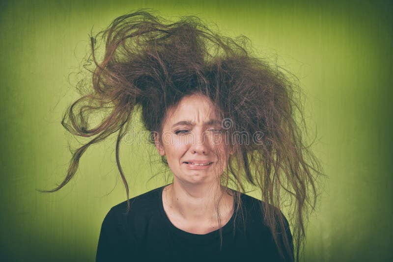 Donna arrabbiata con uno stile di capelli sconosciuto