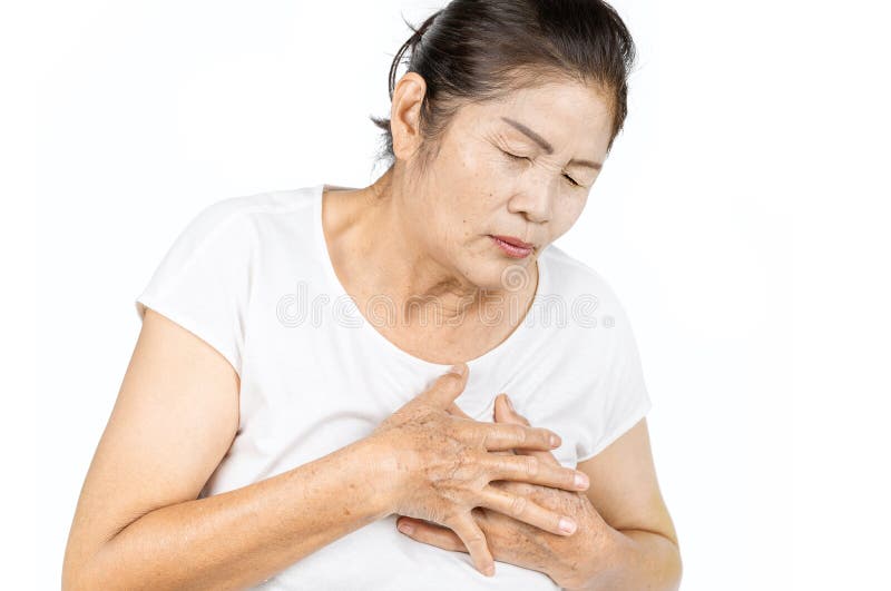 Donna asiatica anziana che fa isolare attacco di cuore su fondo bianco immagine stock Donna asiatica anziana che fa isolare attacco di cuore su fondo bianco immagine stock