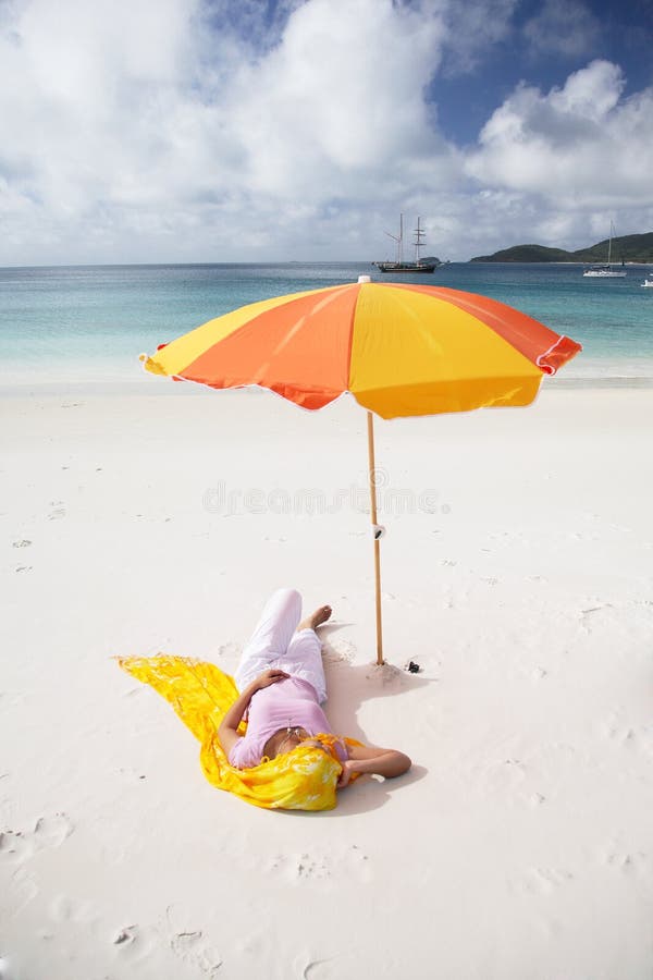 ragazza che dorme in spiaggia