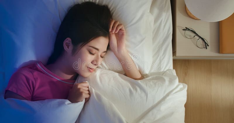 Donna asiatica dorme bene fotografie stock