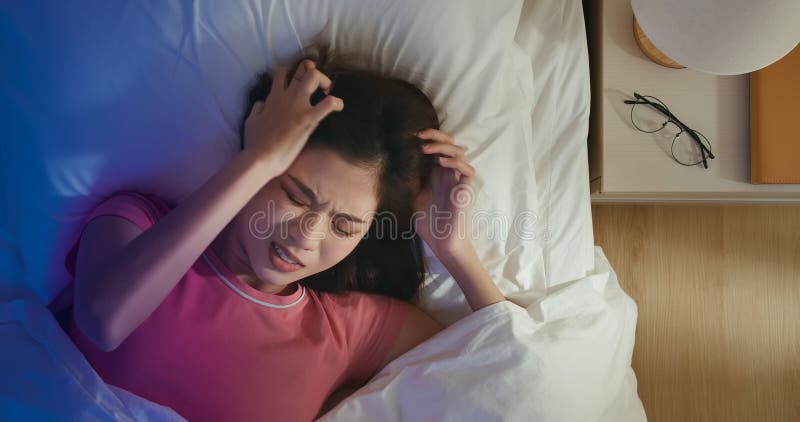 Donna asiatica insonnia fotografia stock libera da diritti